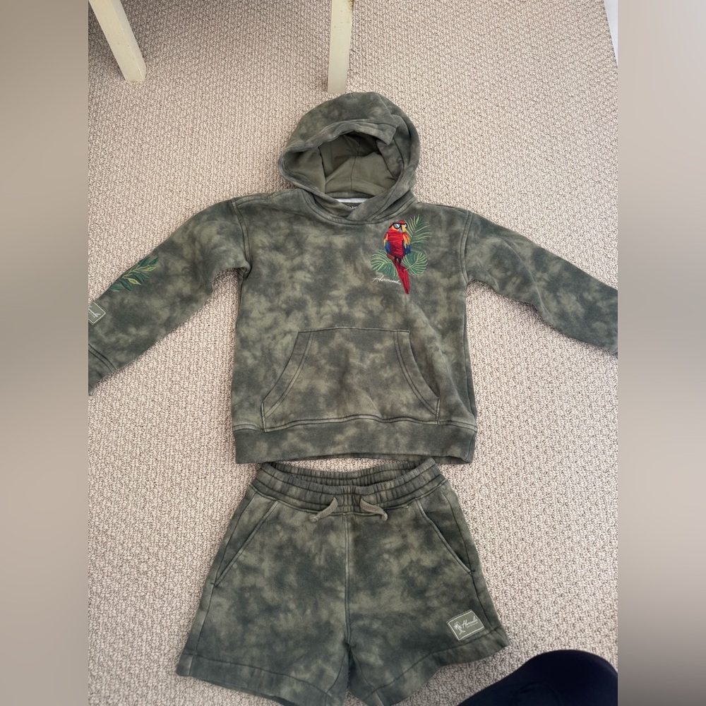 Abercrombie Kids Boys Green Hoodie and Shorts with Parrot Design Size 7/8